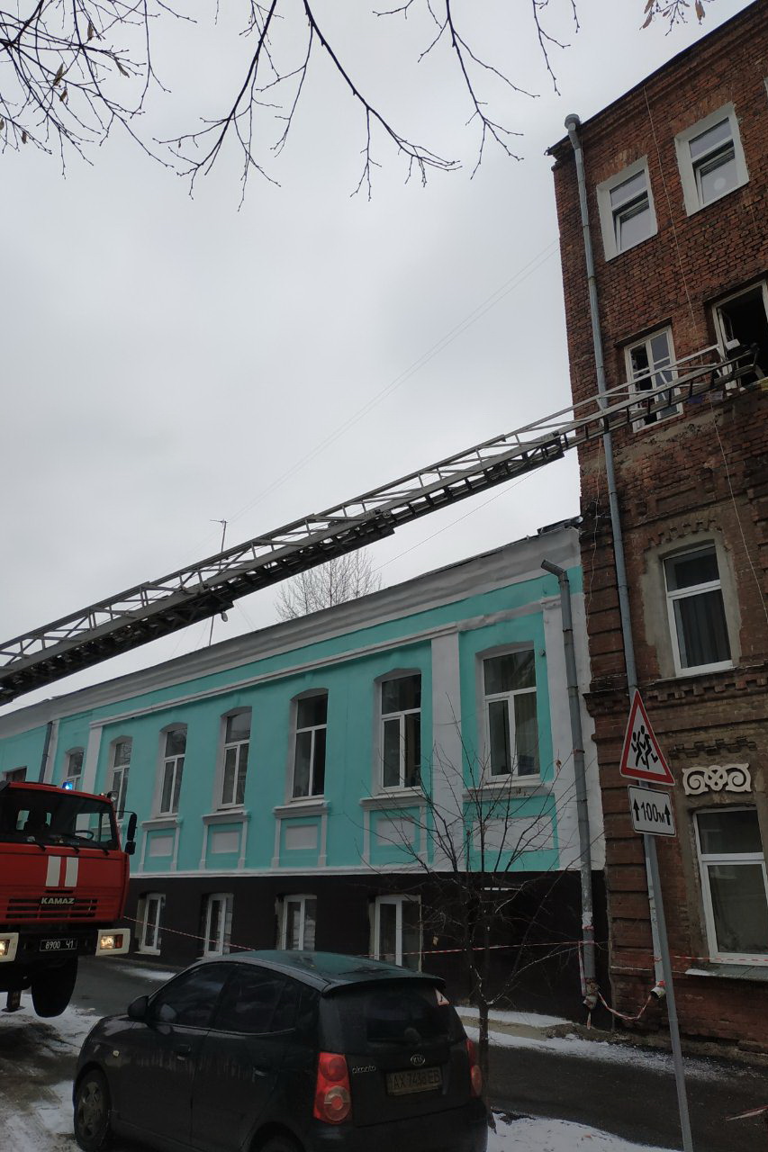 В центре Харькова в четырехэтажном доме горела квартира (фото)