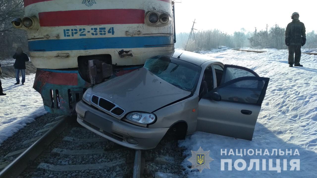 На Харьковщине столкнулись поезд и легковушка: водитель автомобиля погиб (фото)