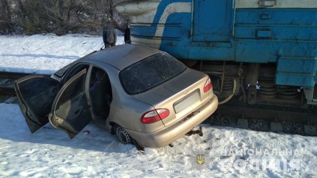 На Харьковщине столкнулись поезд и легковушка: водитель автомобиля погиб