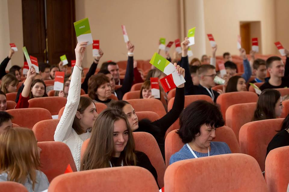 В национальном финале проекта «Молодь дебатує» в Харькове школьницы решали, нужны ли Украине электронные выборы