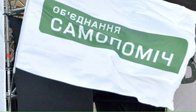 На Салтовке возле метро у агитатора забрали агитматериалы и выбили из рук телефон (видео)