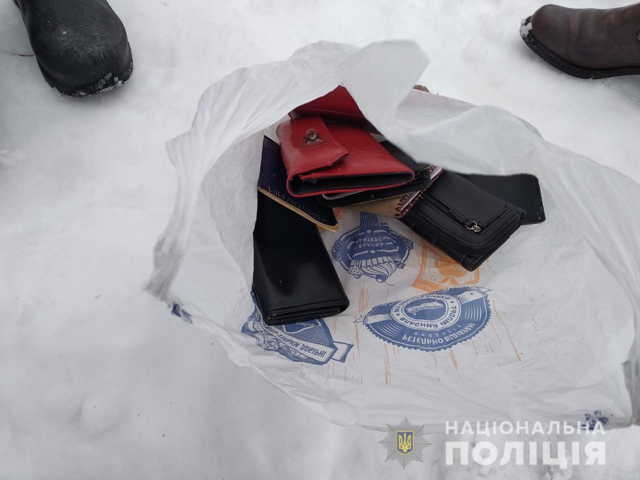 Под Харьковом поймали парня, который промышлял кражами в транспорте
