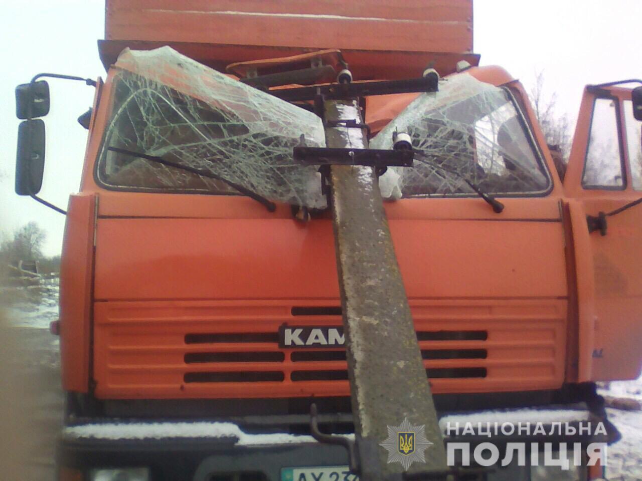 Под Харьковом на КАМАЗ упала электроопора