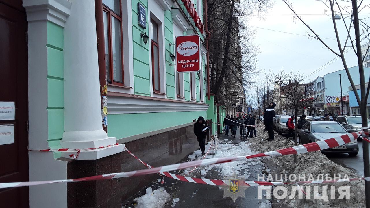 В центре города на двоих харьковчан упала ледяная глыба