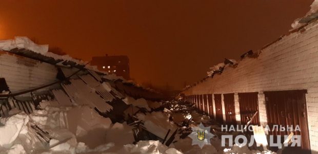 В Харькове под тяжестью снега обрушилась крыша в гаражном кооперативе