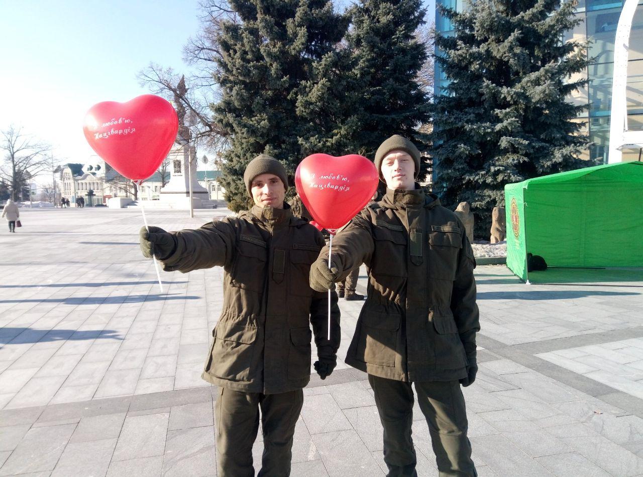 В центре Харькова курсанты Нацгвардии поздравляли прохожих с Днем влюбленных (видео)