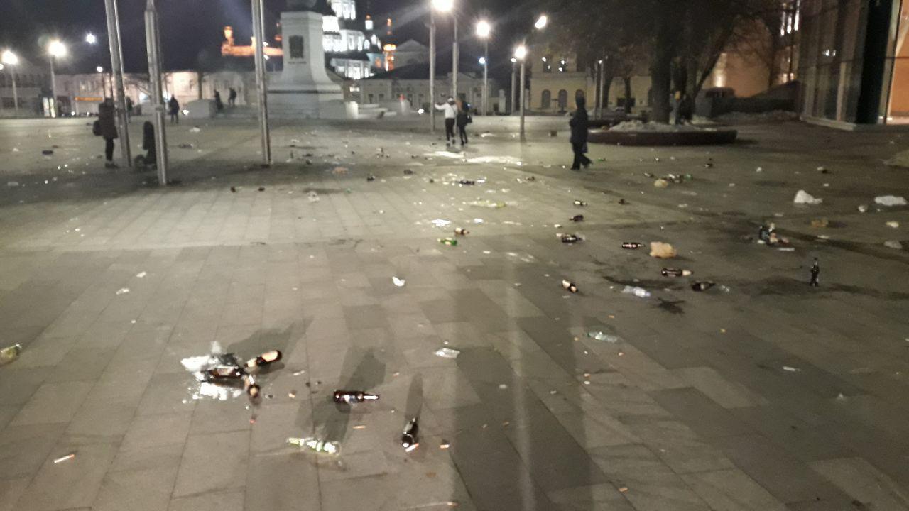 Немецкие фанаты оставили в центре Харькова горы мусора и битых бутылок (видео)