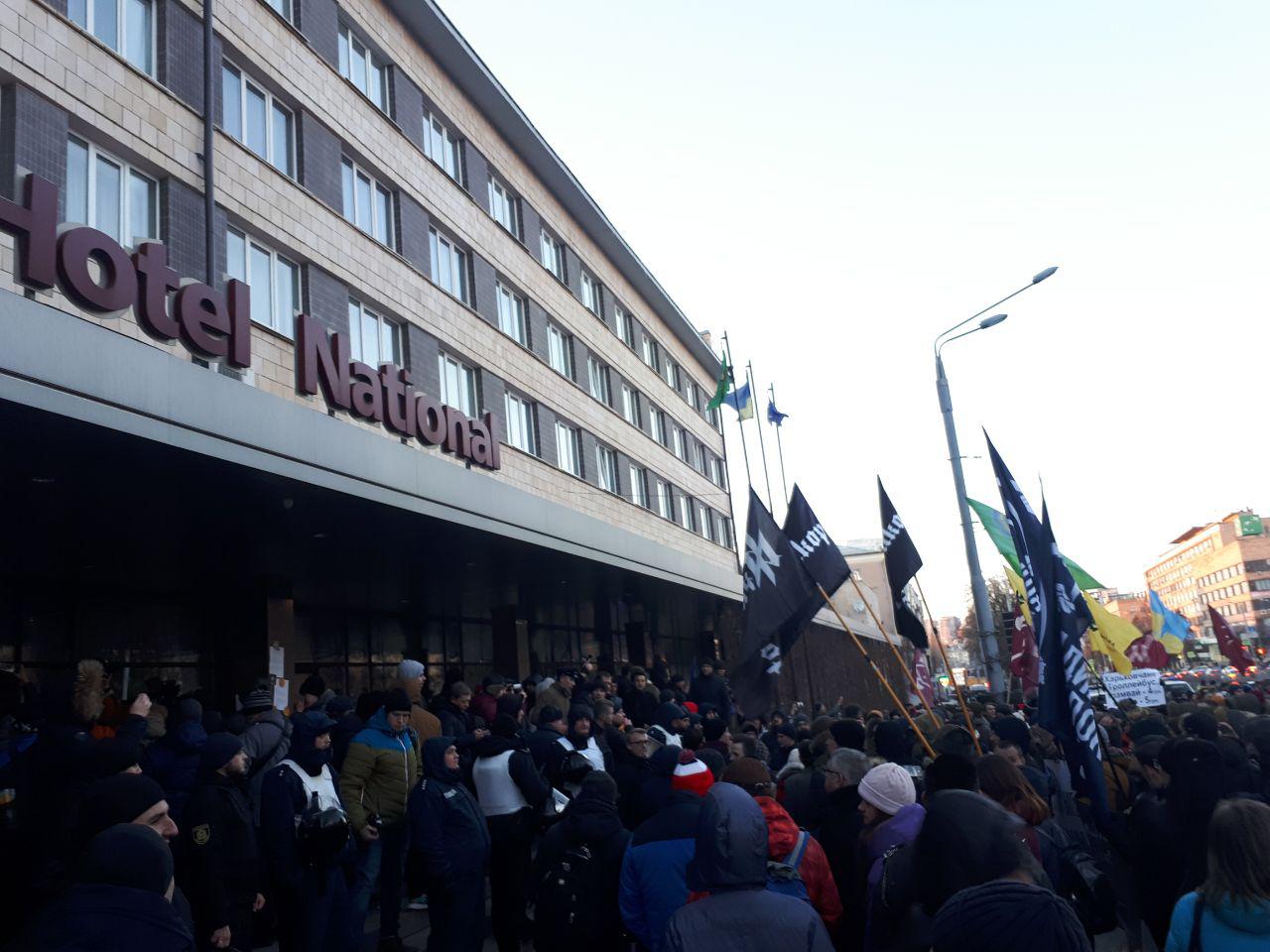 В холл гостиницы Националь Кернесу занесли шину и обклеили вход “злыми” стикерами