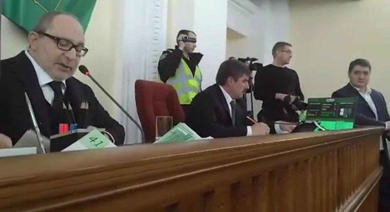 На сессии горсовета произошла словесная перепалка между активистами и Кернесом (видео)