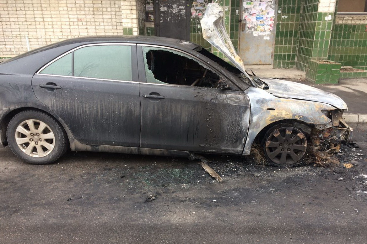 На Салтовке возле многоэтажки сгорела Toyota Camry