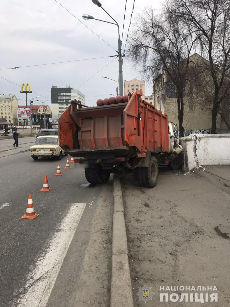 На ЮЖД водитель мусоровоза пытаясь избежать наезда на пешехода, въехал в забор (фото)