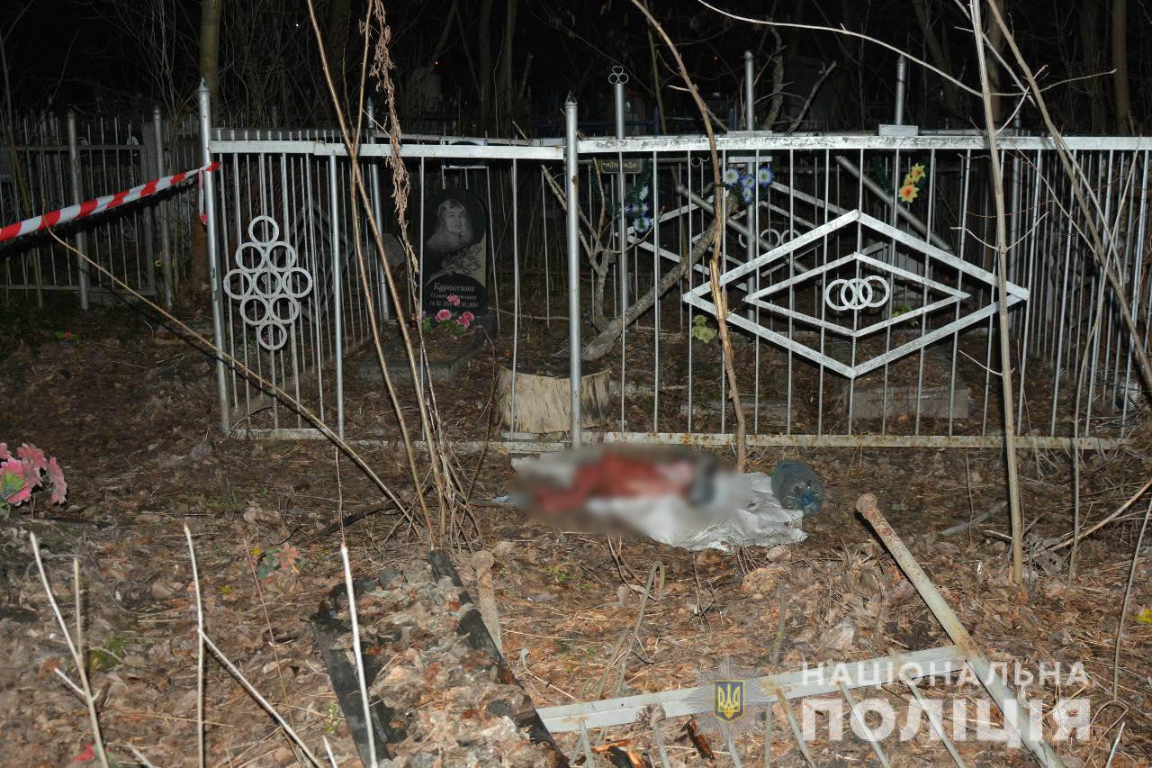 На кладбище в Харькове найдено тело младенца, завернутое в пакет