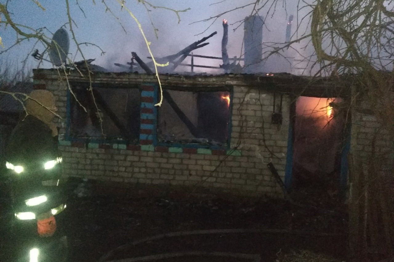 На Харьковщине мужчина с инвалидностью ползком выбрался из горящего дома