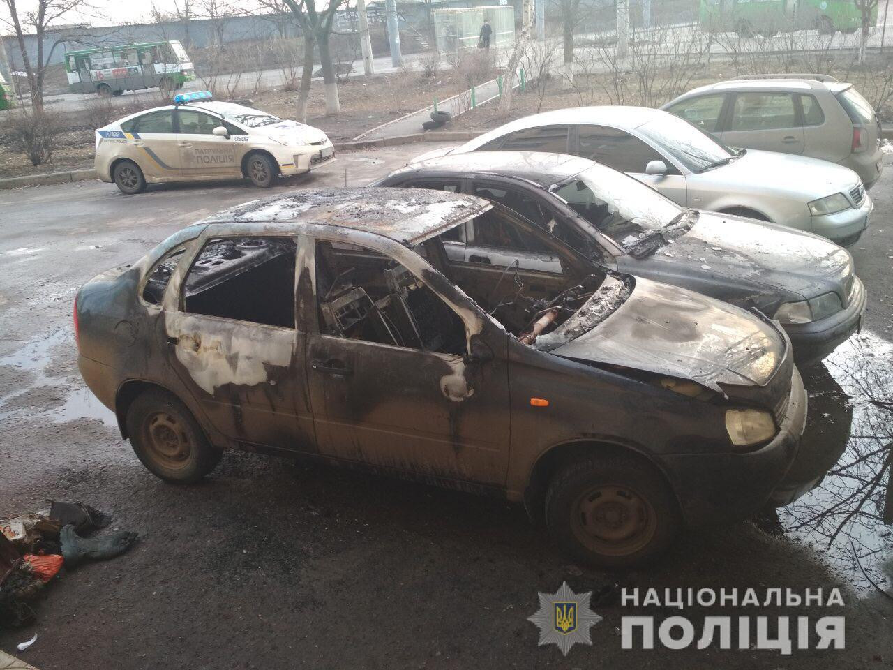 В Харькове и области в течение суток сгорели несколько легковушек (фото, видео)