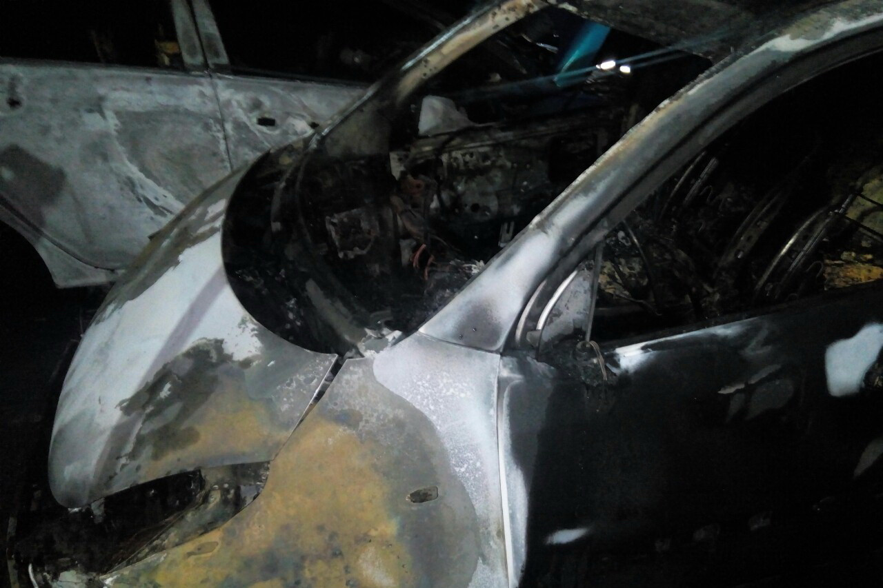На Салтовке возле многоэтажки горели два автомобиля (фото)