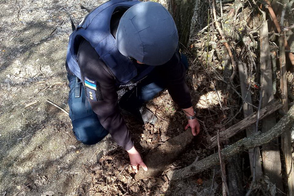 Под Харьковом пиротехники обезвредили крупнокалиберный снаряд