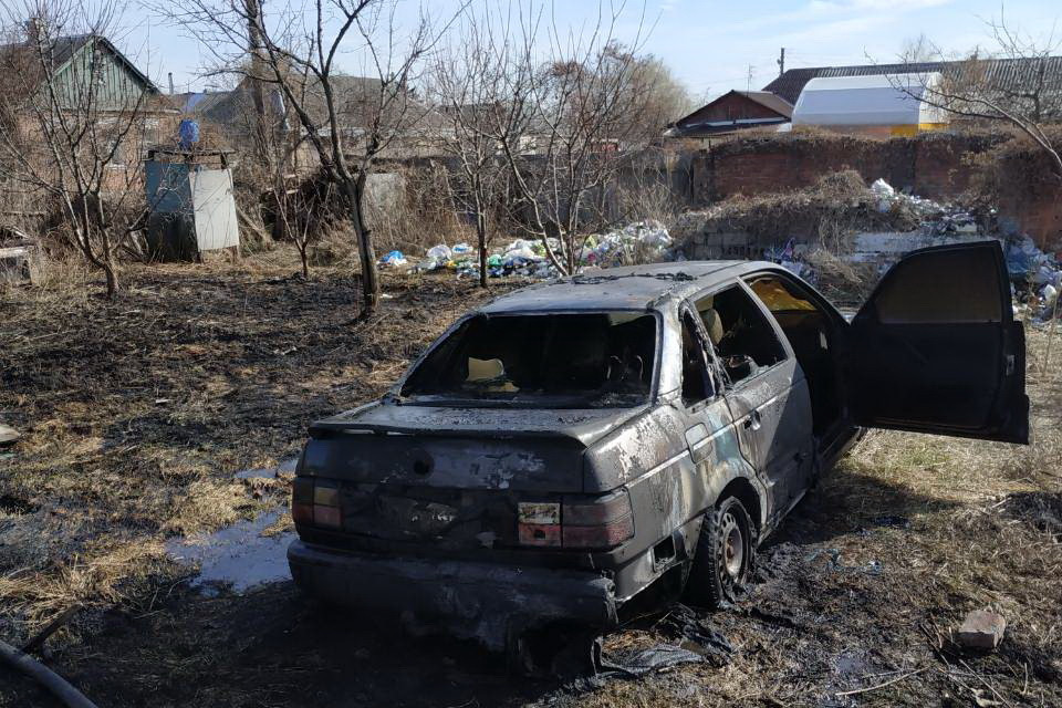 На Харьковщине выжигая сухую траву люди сожгли две надворные постройки и автомобиль