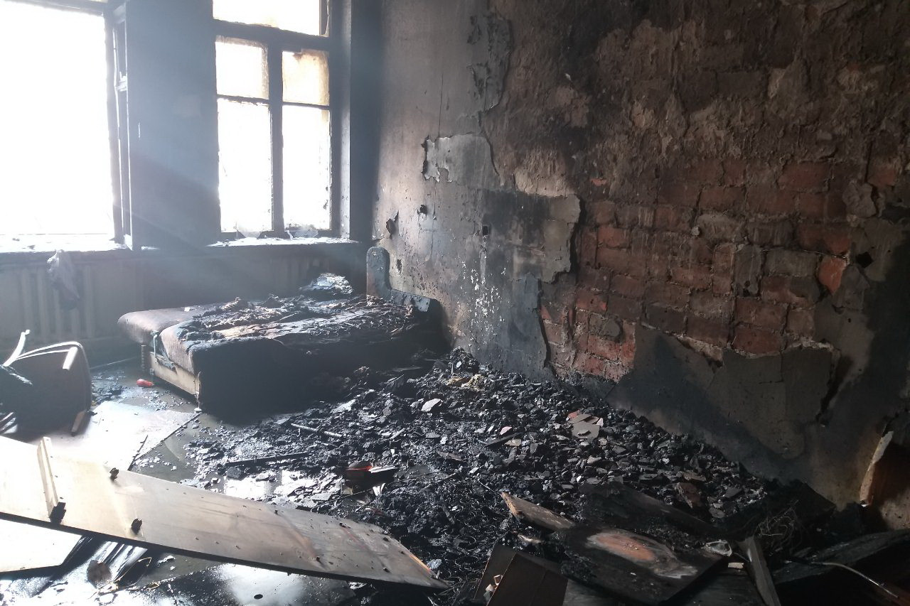 В Харькове из горящего дома спасли троих людей, которые задыхались от едкого дыма