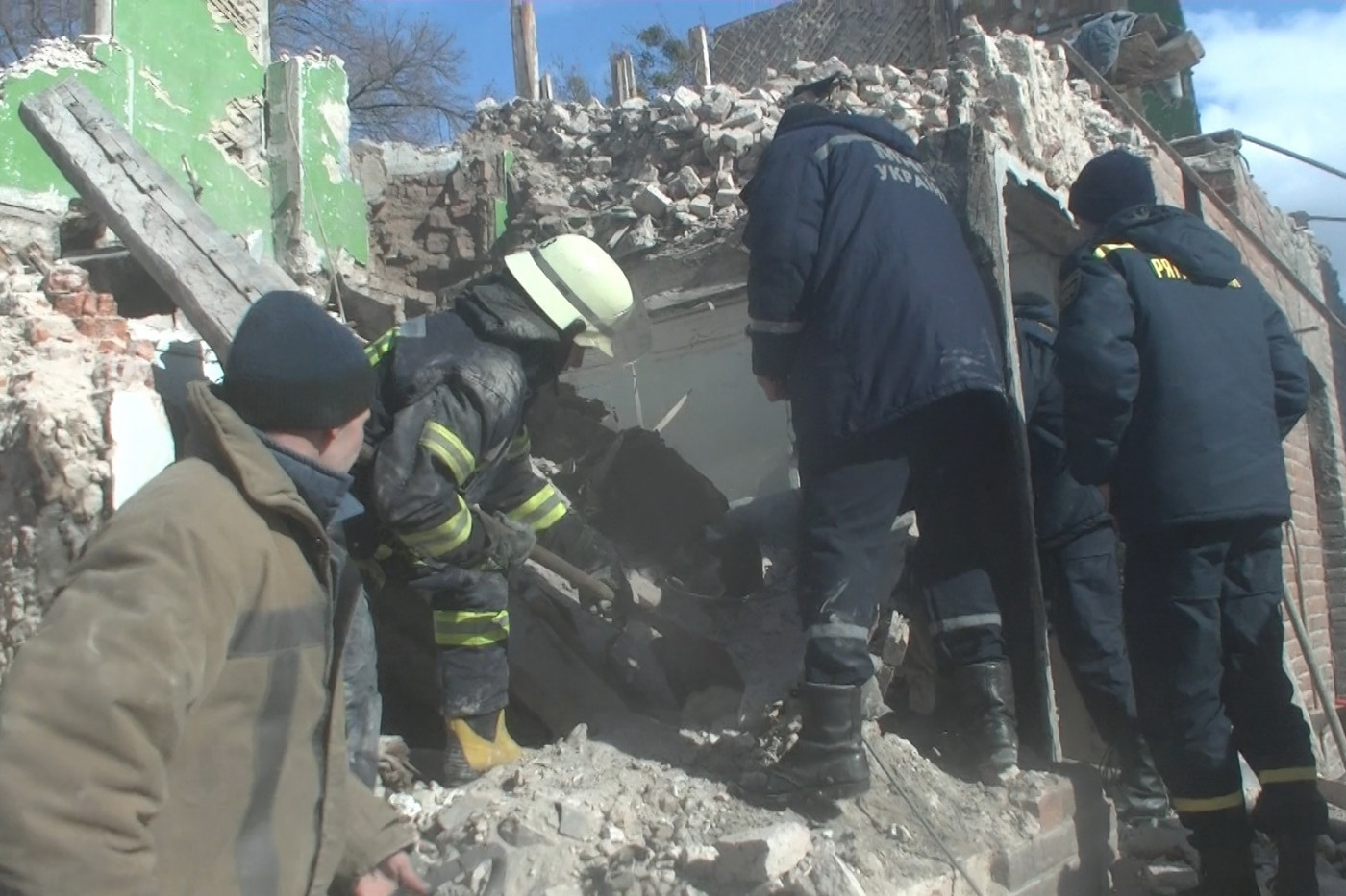 В Харькове из-под завала двухэтажного нежилого здания спасатели достали парня