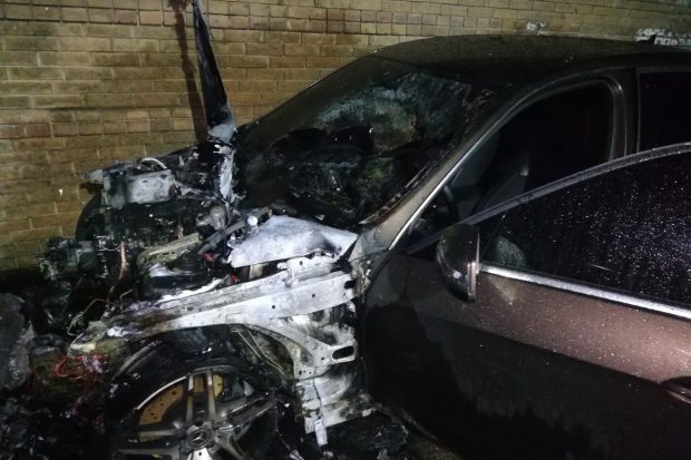 Во дворе в центре Харькова сгорел Mercedes