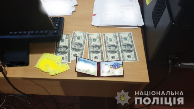 В Харькове госисполнитель требовала $1000 за освобождение от штрафа