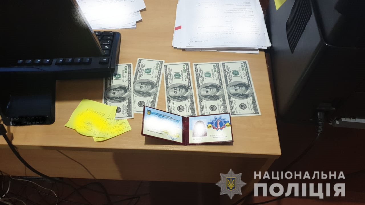 В Харькове госисполнитель требовала $1000 за освобождение от штрафа