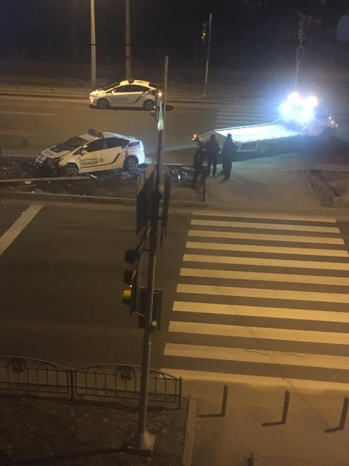 В Харькове патрульные снесли светофор