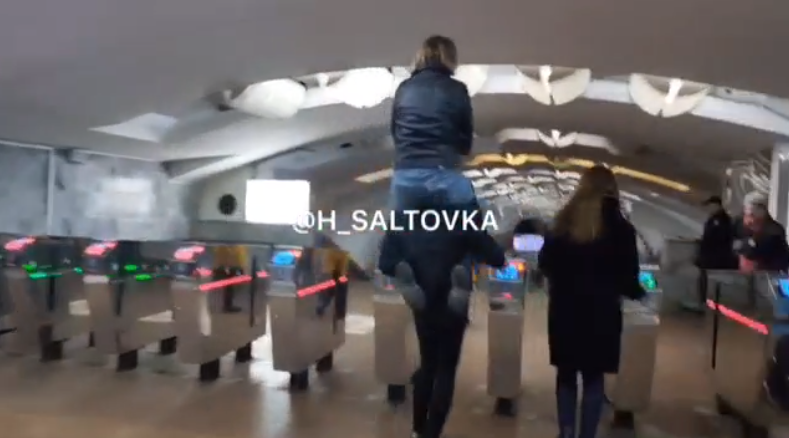 В Сети показали, как харьковчане экономят на проезде в метро (видео)