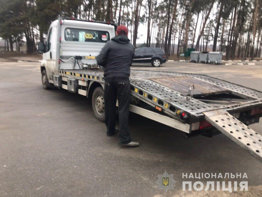 В Харькове мужчина похитил легковушку с помощью эвакуатора (фото)