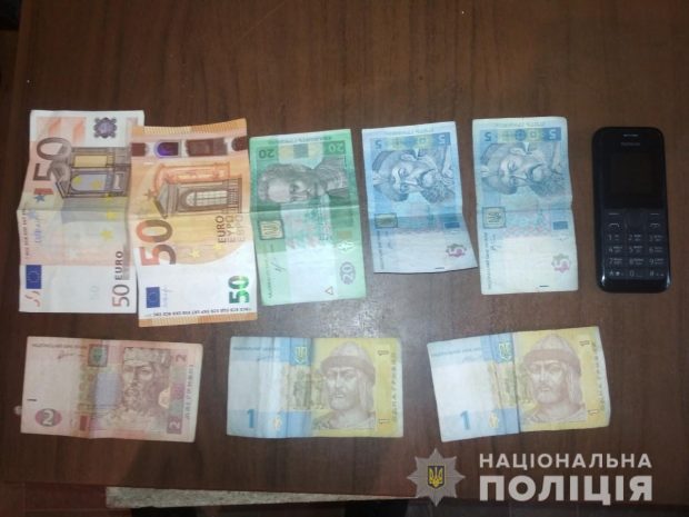 В Харьковской области рецидивист через окно залез к старушке в дом и украл крупную сумму денег