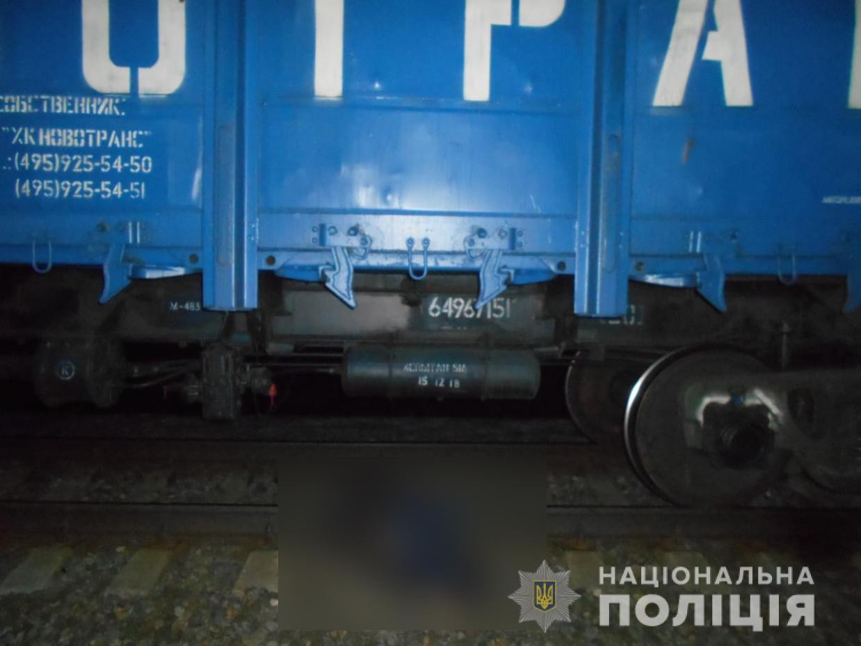 На Харьковщине под колесами грузового поезда погиб мужчина