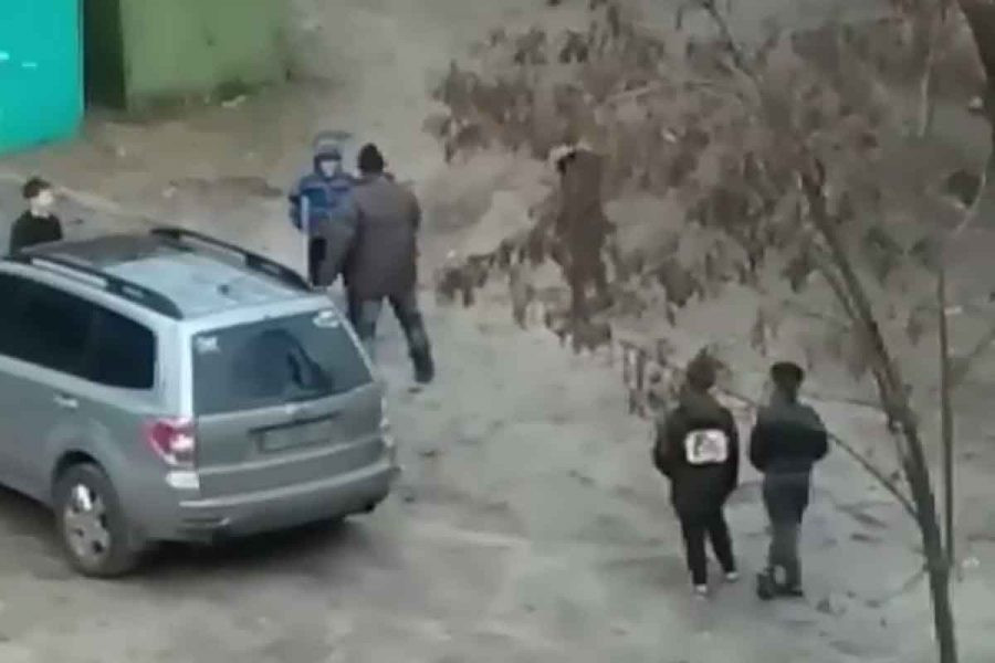 В Харькове школьники избили мужчину: полиция установила личности трех нападавших (видео)