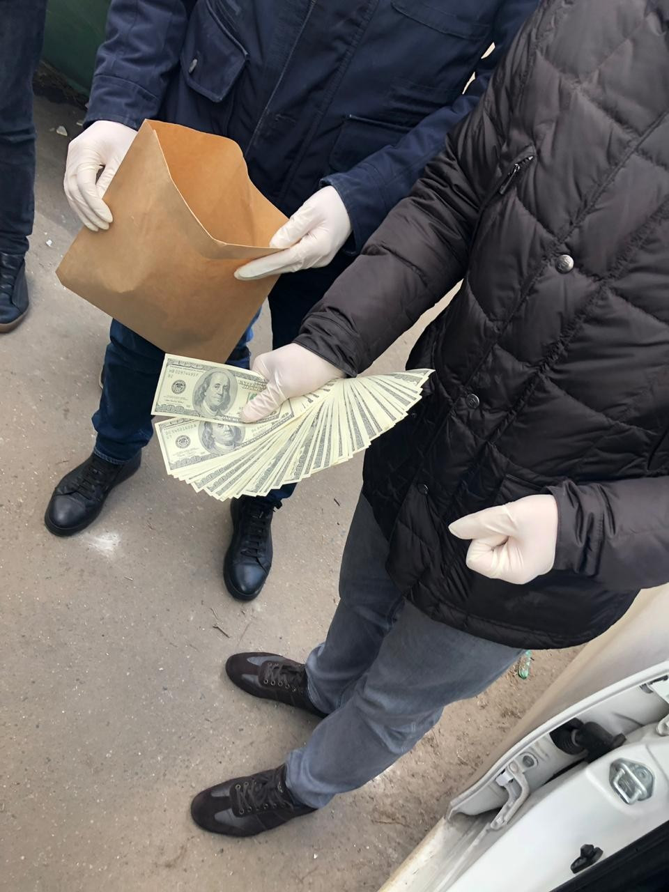 На Харьковщине задержали двух полицейских на взятке в семь тысяч долларов (видео)