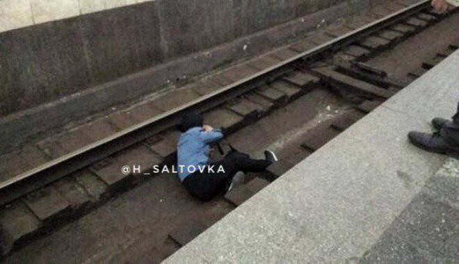 В харьковском метрополитене пьяный мужчина упал на рельсы