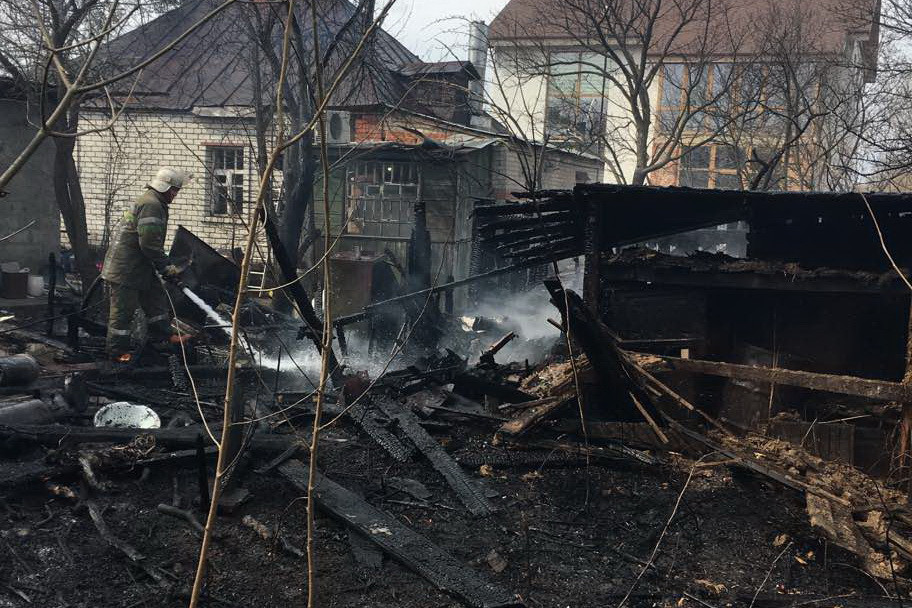 В Харькове из-за большого пожар камыша сгорела хозяйственная постройка (фото)
