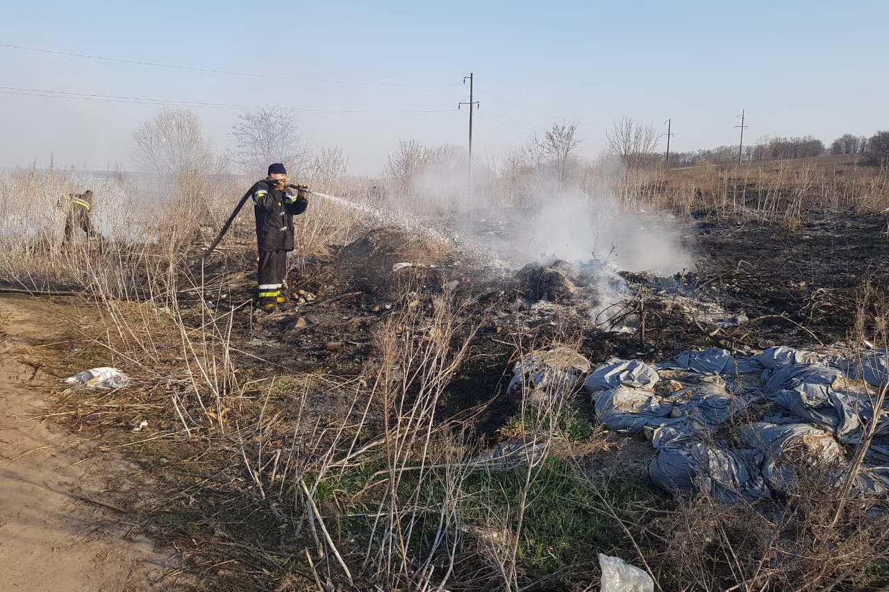 В Харьковской области пожарные за сутки 88 раз выезжали тушить сухостой и мусор