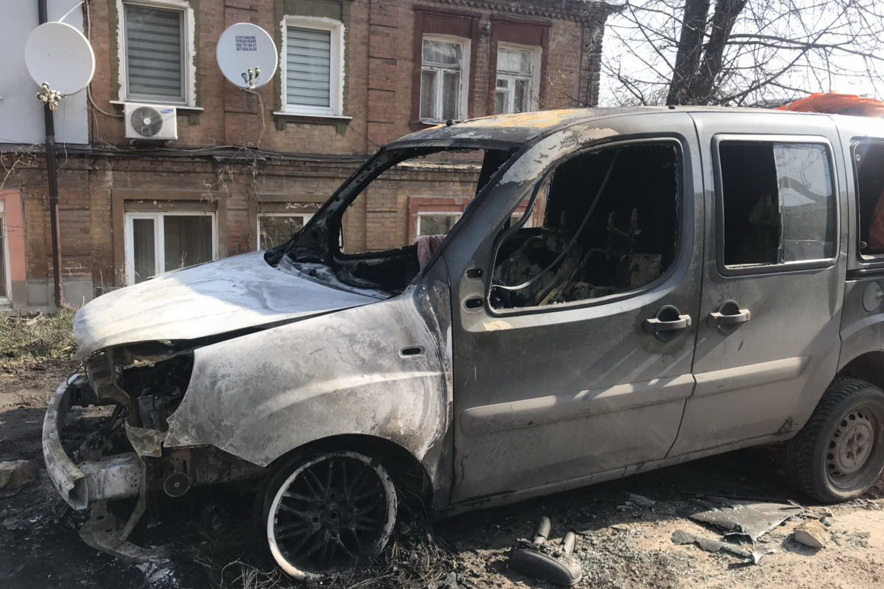 В Харькове возле частного дома сожгли автомобиль