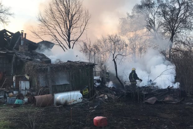 В Харькове сжигание мусора привело к пожару в заброшенном частном доме