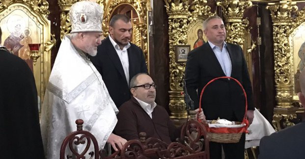 Кернес передал частицы Благодатного огня в храмы Харькова