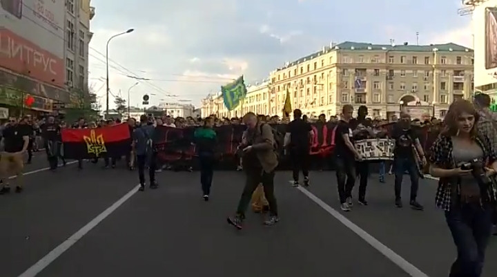 Спустя 5 лет харьковские ультрас в центре города спели хит о Путине (видео)