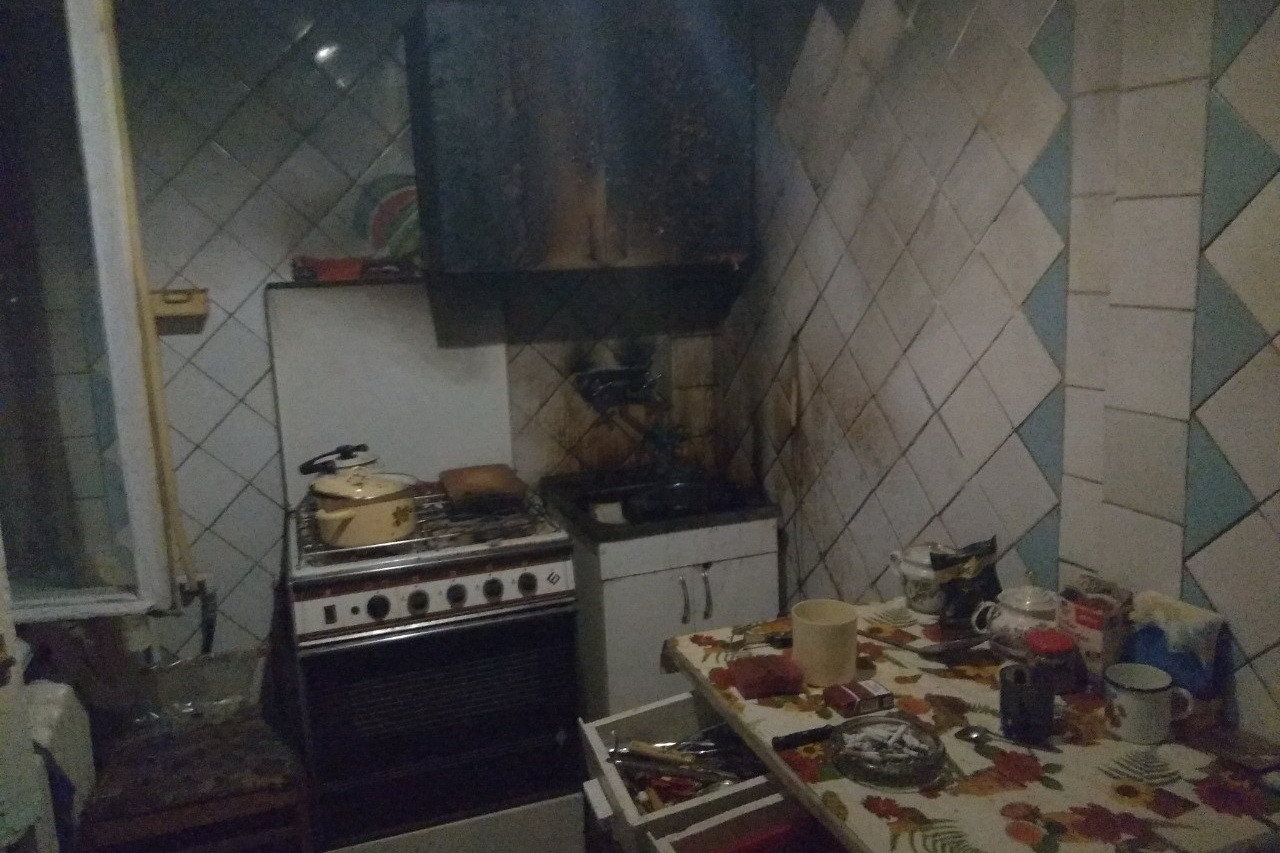 В Харькове соседи вывели из горящей квартиры мужчину и потушили пожар