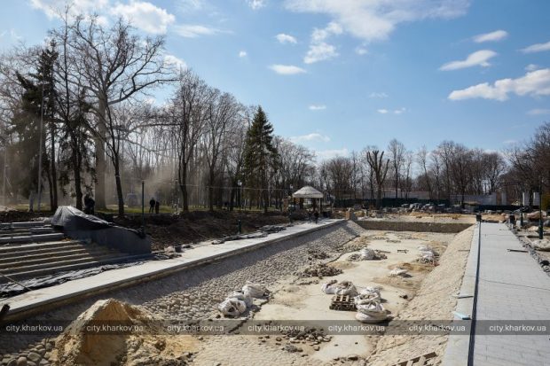 В саду Шевченко создают новые фонтаны, озеро и детскую площадку