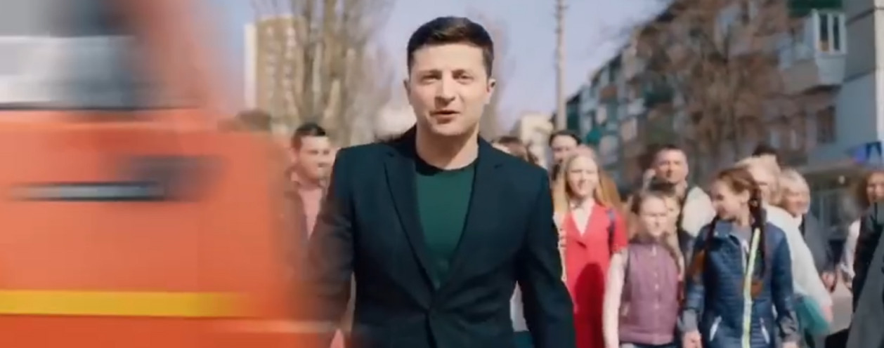 У Порошенко опубликовали ролик, где фура сбивает Зеленского (видео)
