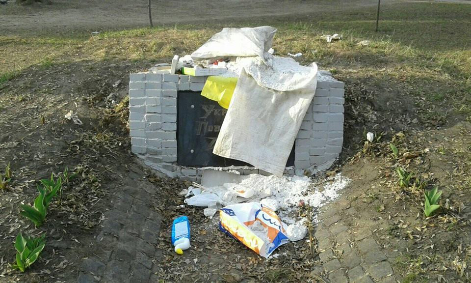 В Харькове забросали мусором памятный знак УПА
