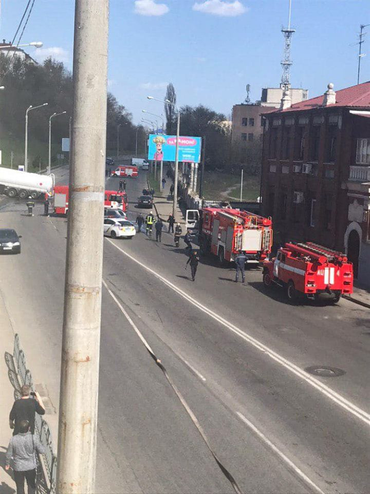 В Харькове на заправке разгерметизировалась цистерна бензовоза