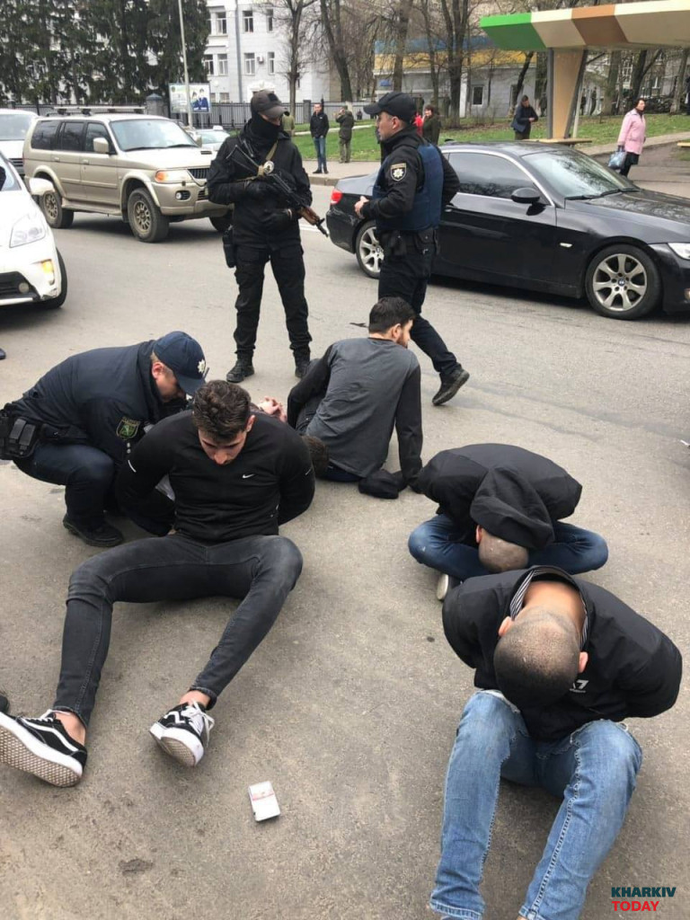 Иностранцы открыли стрельбу из машины возле части Нацгвардии в Харькове