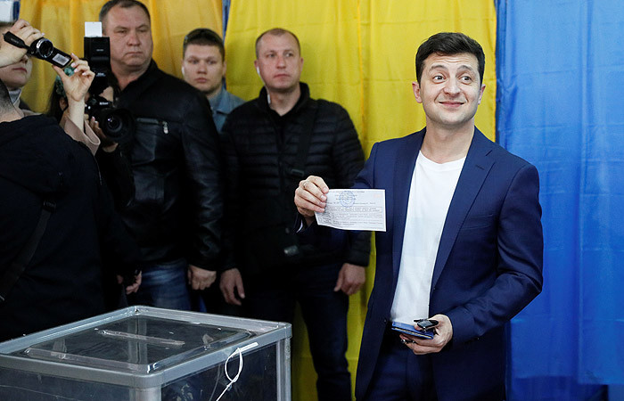 Порошенко поздравил Зеленского с победой