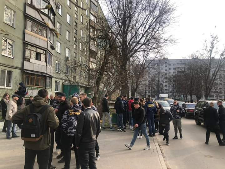 На Салтовке накрыли наркопритон: в квартире активисты нашли символику сепаратистов