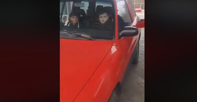 Под Харьковом на заправку за рулем авто приехал ребенок (видео)