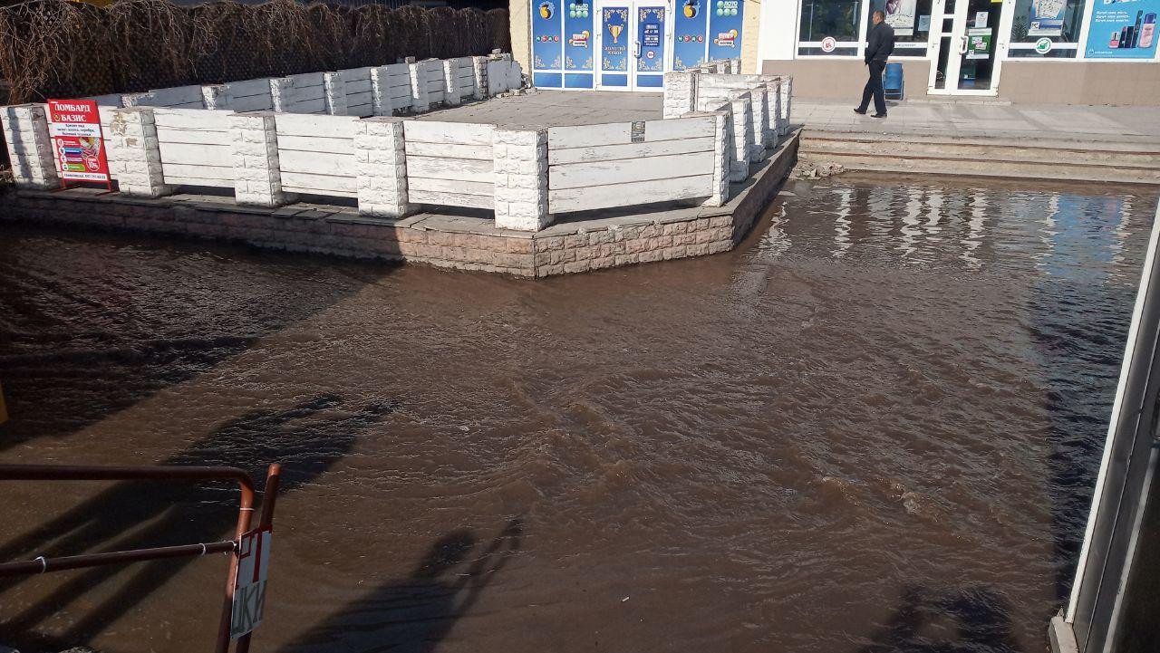 На Салтовке затопило улицы и рынок (видео)